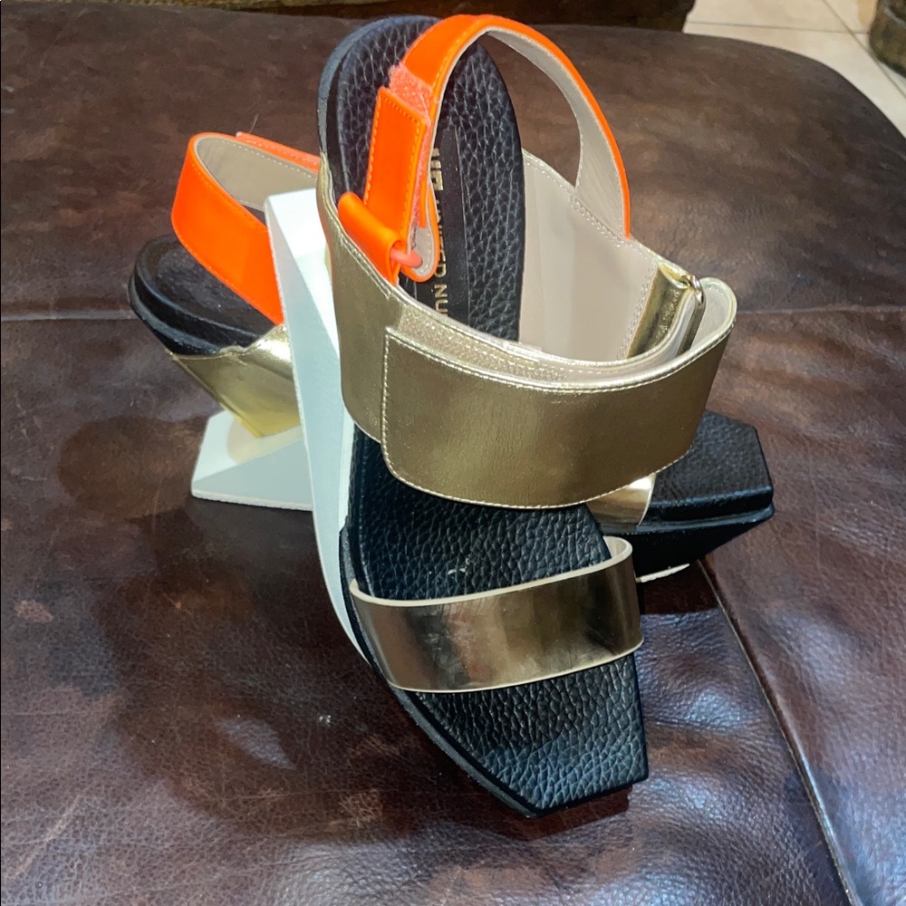 UN United Gold, White , Black, Gold and Orange Wedges